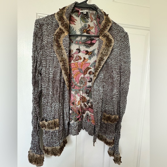 Bronze beading and lace accents on collar, cuffs & pockets: flattering cut. - Picture 2 of 9